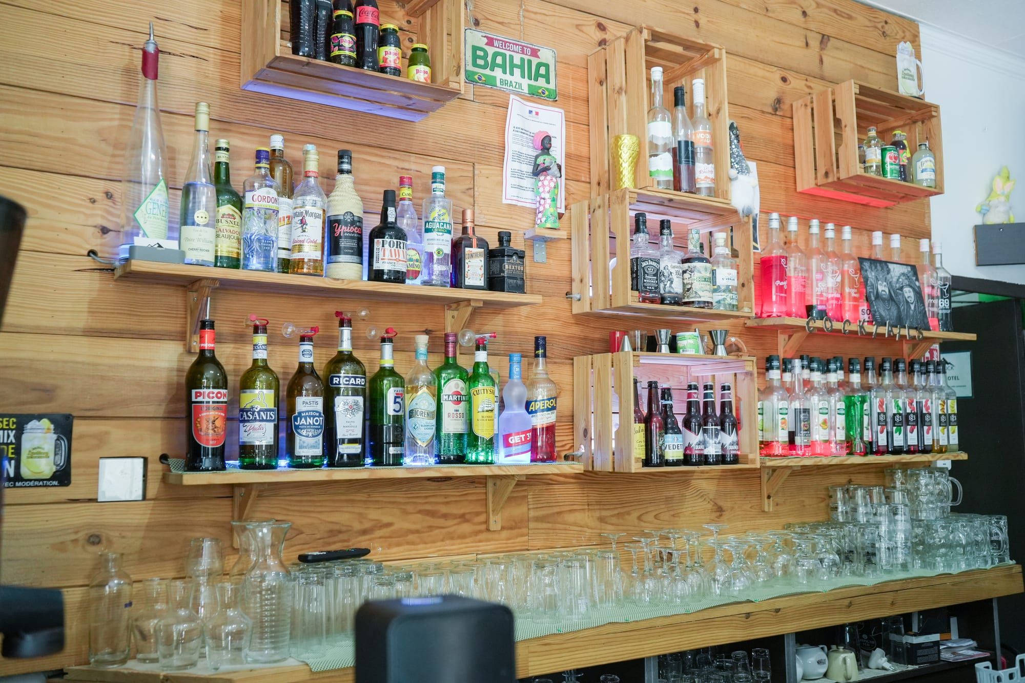 Le bar d'Ice Rock Brasil et sa sélection de cachaças, spiritueux et boissons brésiliennes