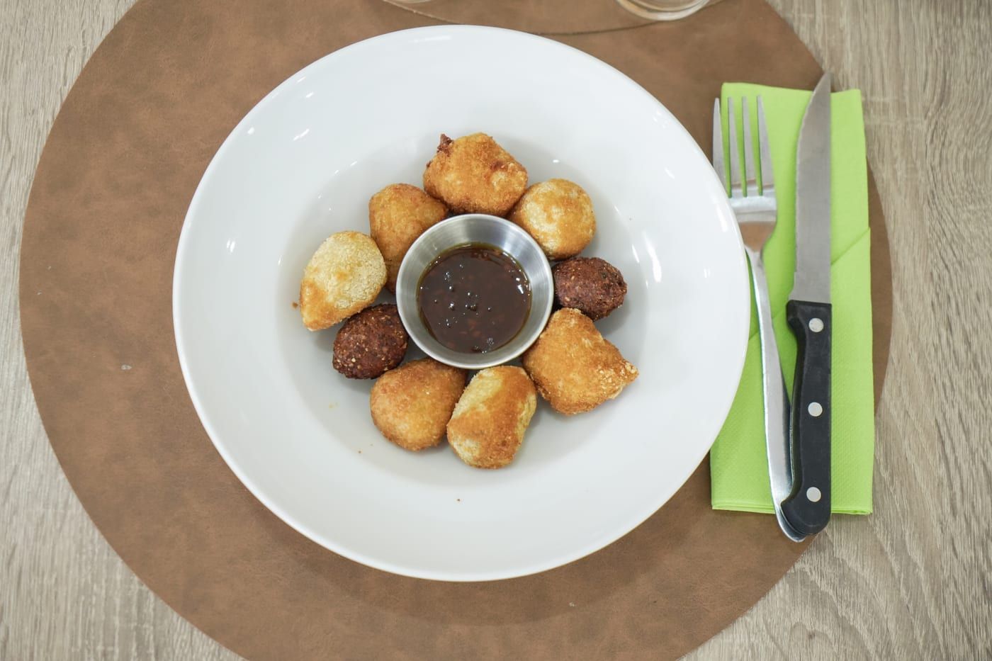 Accras brésiliens dorés servis avec leur sauce maison