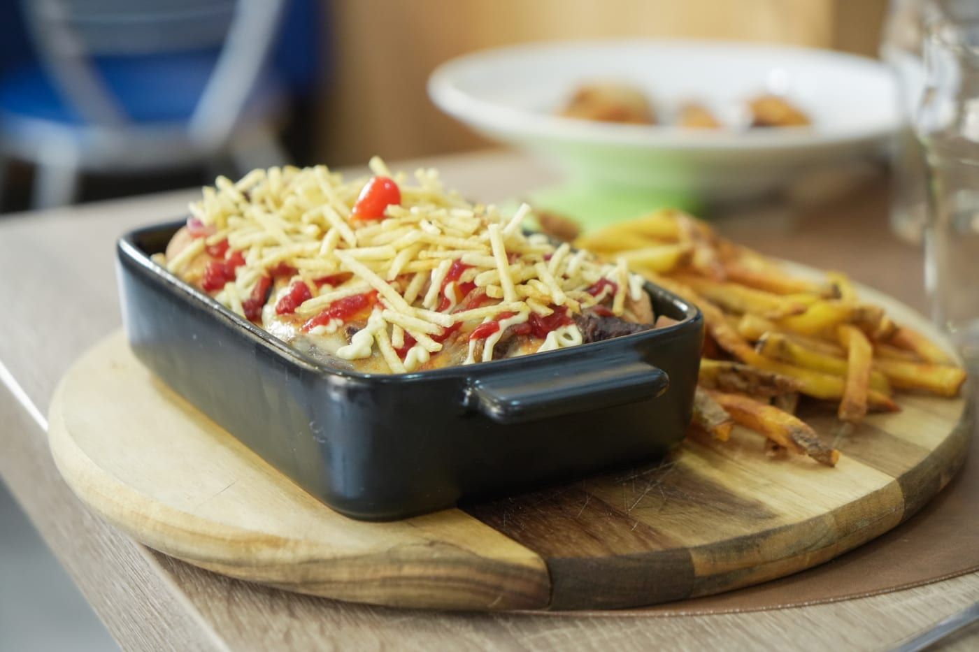 Hot dog picanha et pommes paille, servi avec frites maison