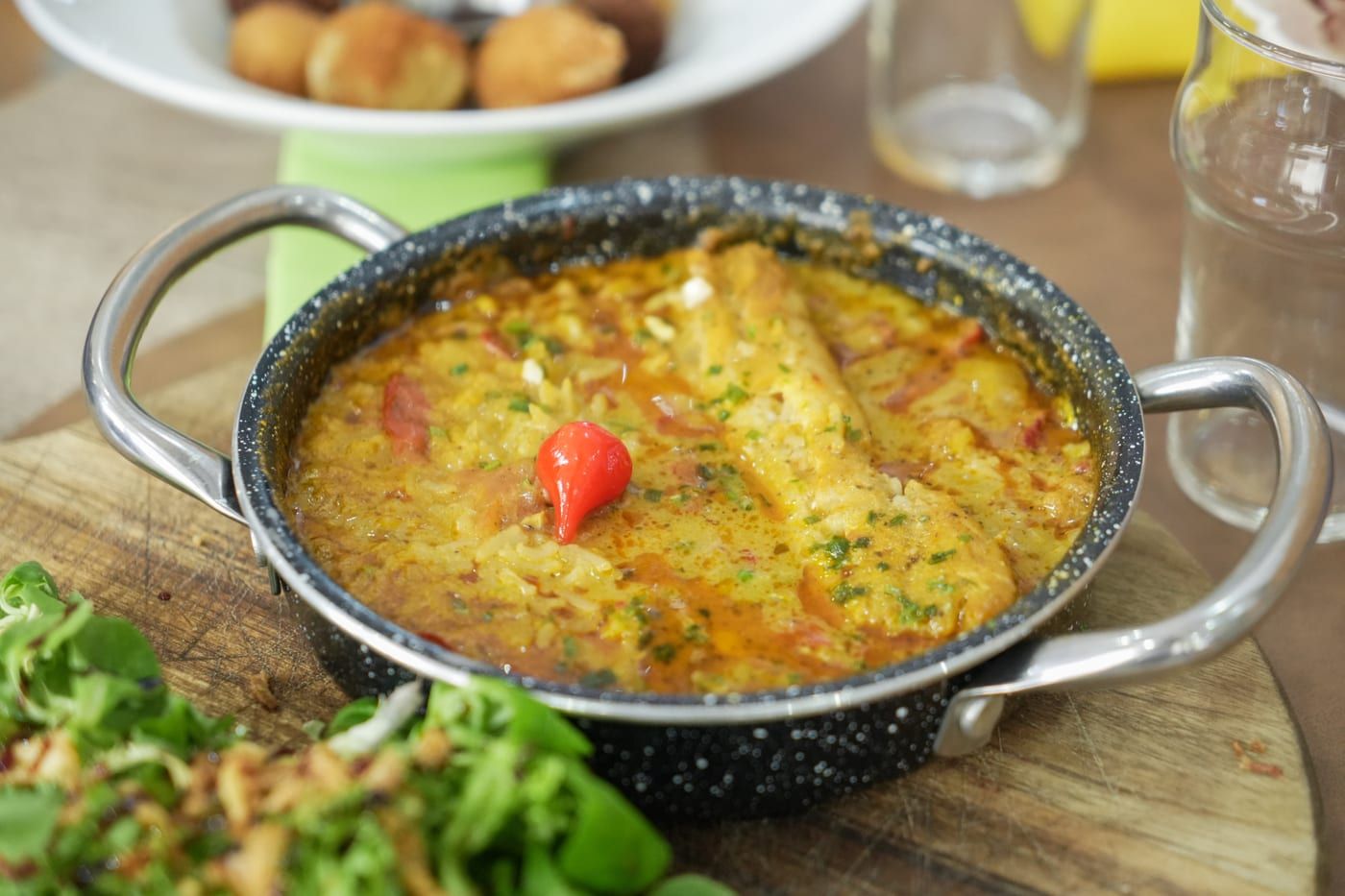 Moqueca de peixe, poisson mijoté au lait de coco servi en cocotte