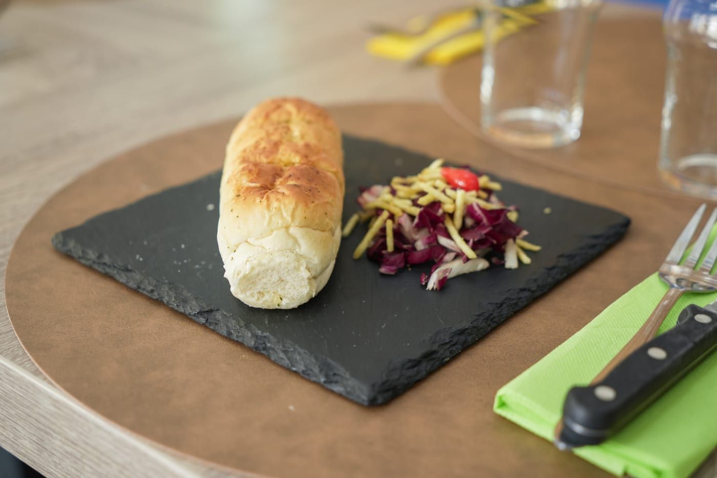 Pão de alho, pain à l'ail brésilien servi sur ardoise