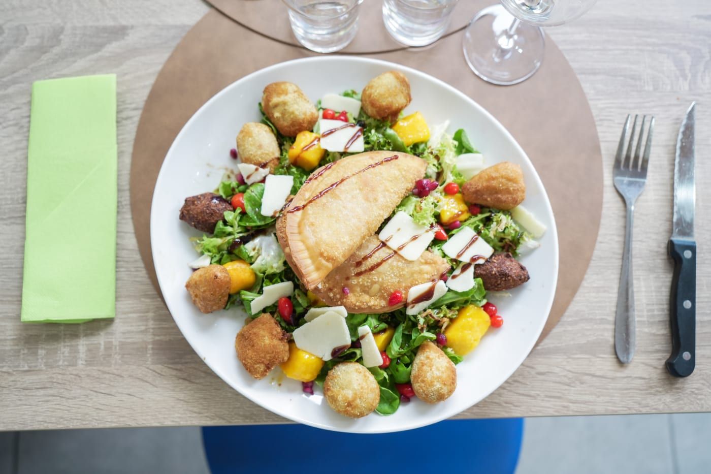 Salade Ice Rock : accras, mangue, grenade, parmesan et vinaigrette exotique