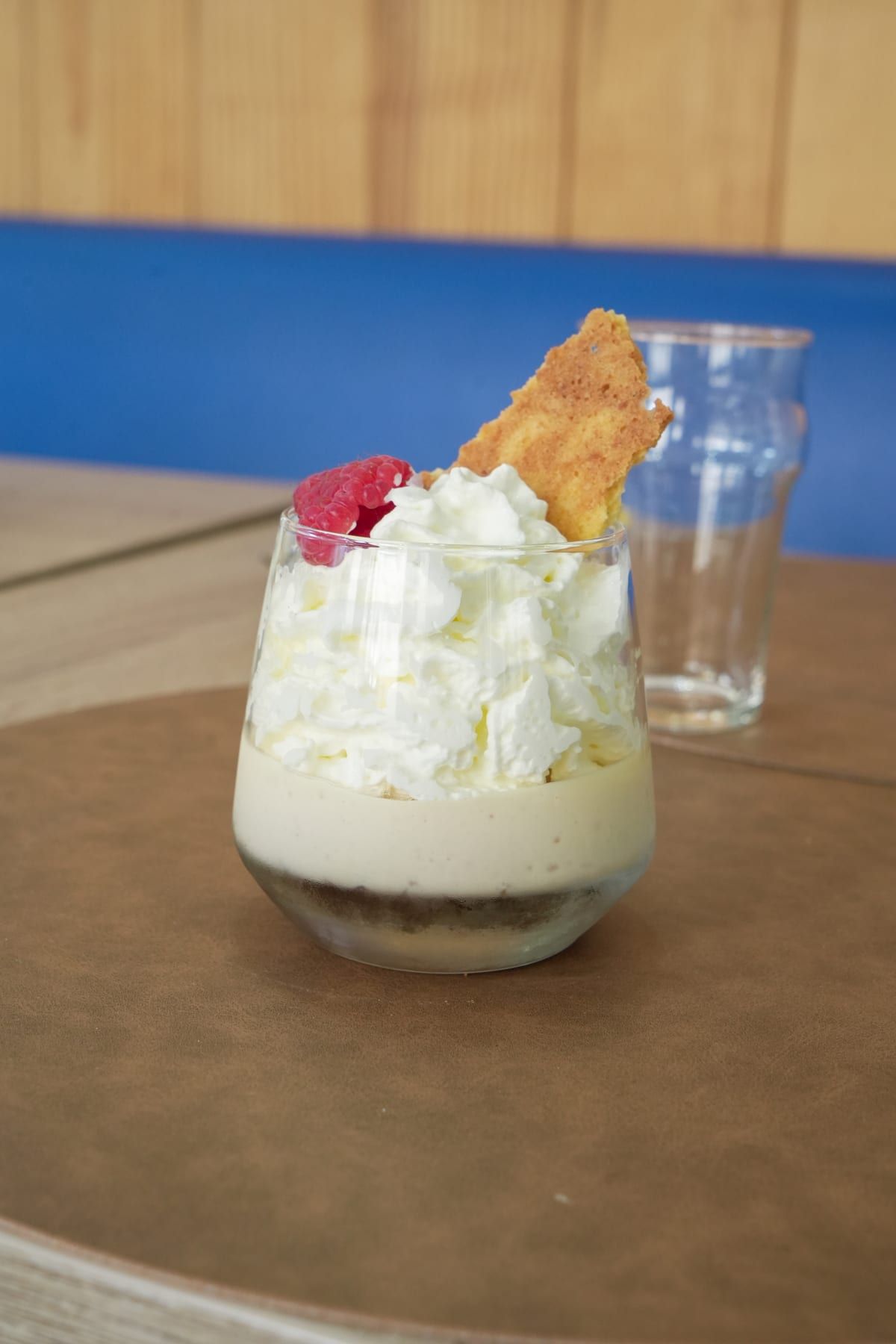 Verrine exotique aux fruits tropicaux et chantilly