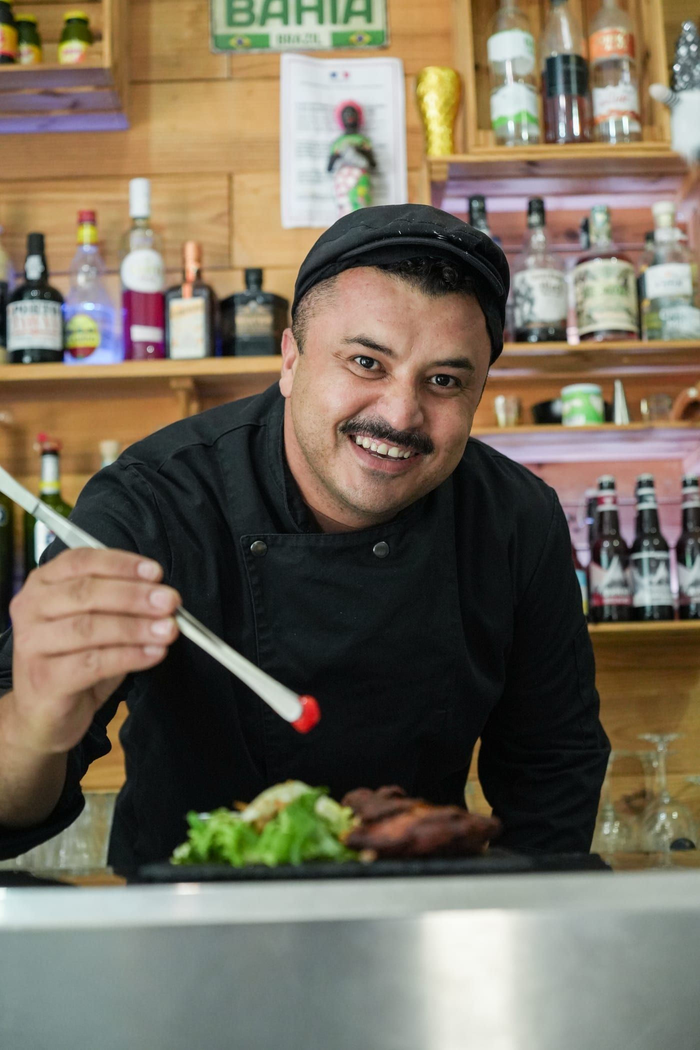 Tiago, chef et cofondateur d'Ice Rock Brasil, dressant une assiette