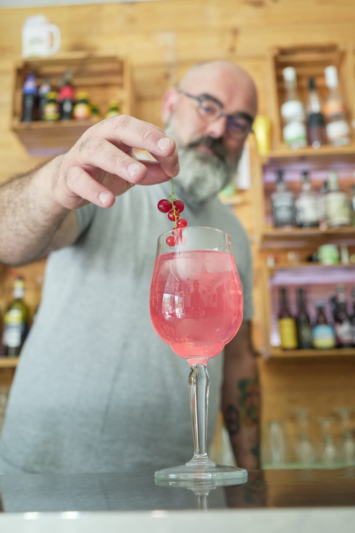 Touche finale : groseilles sur un cocktail signature de la maison