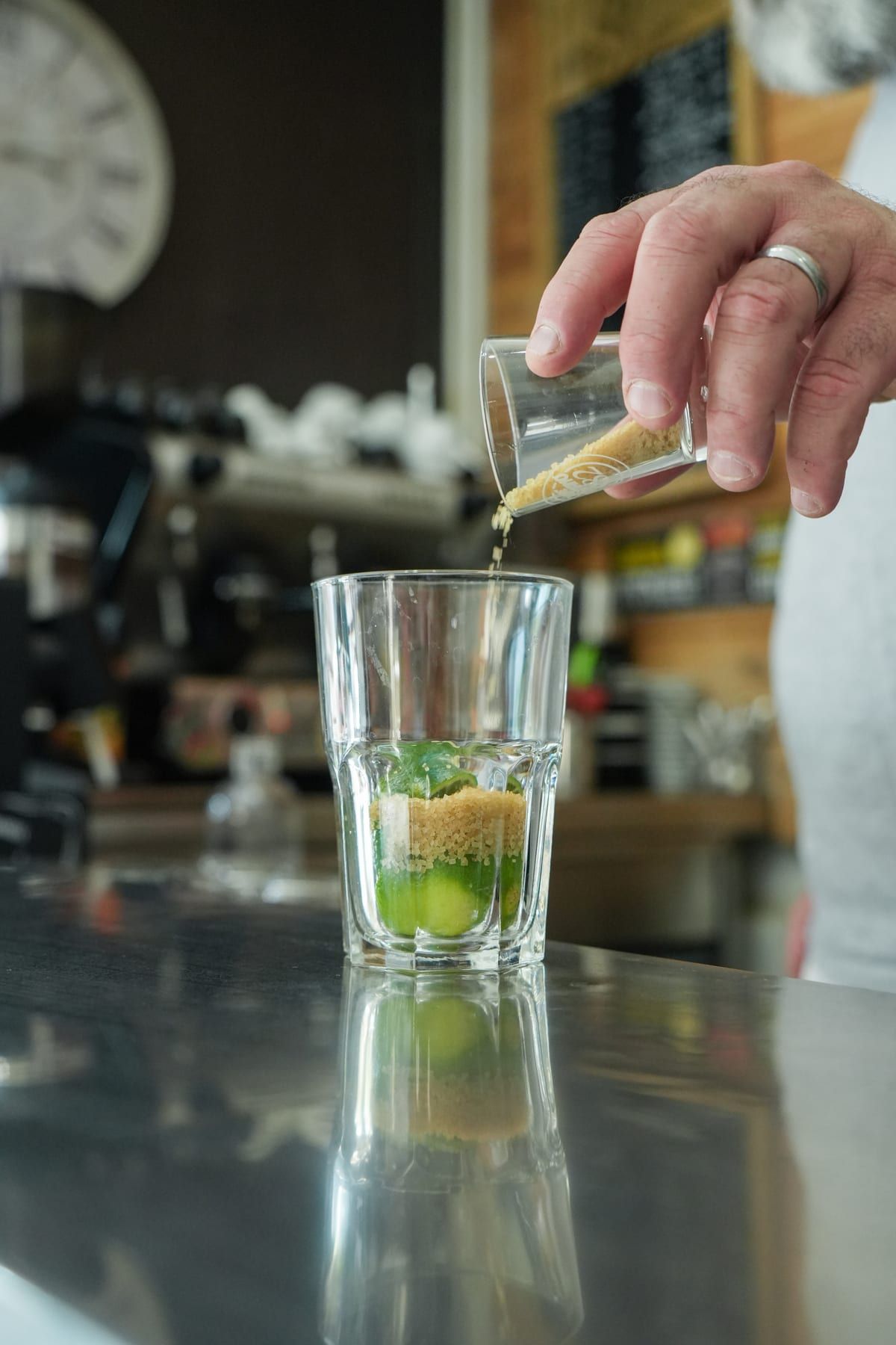 Sucre de canne versé dans le verre de caïpirinha