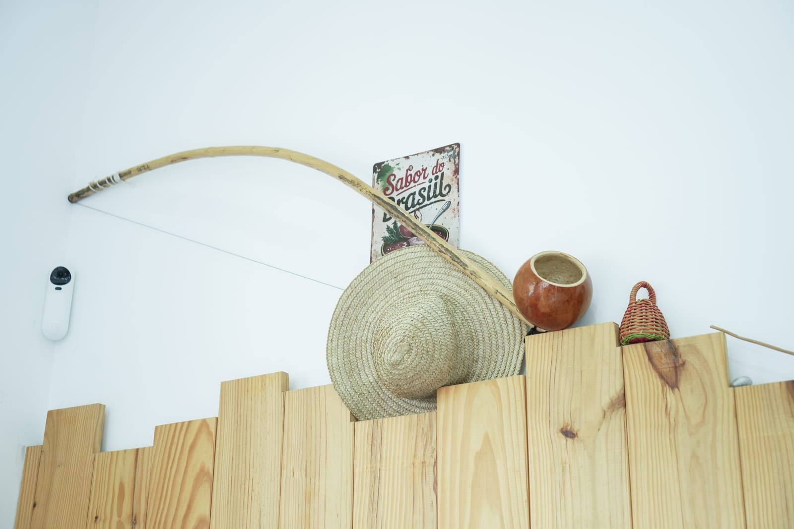Berimbau et chapeau de paille, touches de décoration brésilienne