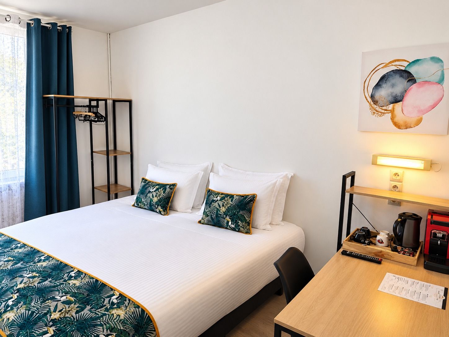 Chambre Double Deluxe avec son bureau et son plateau de courtoisie