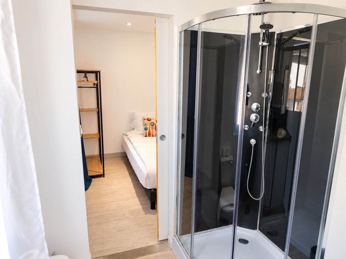 Cabine de douche de la Chambre Double Deluxe, ouverte sur la chambre