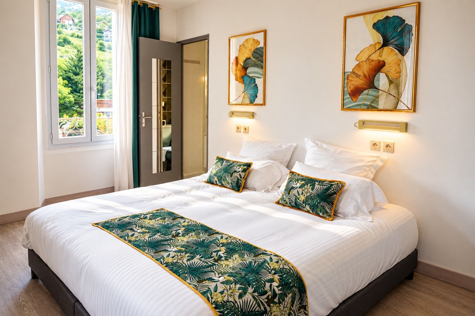 Chambre Double Deluxe avec son lit Queen Size et ses tableaux aux feuilles de ginkgo