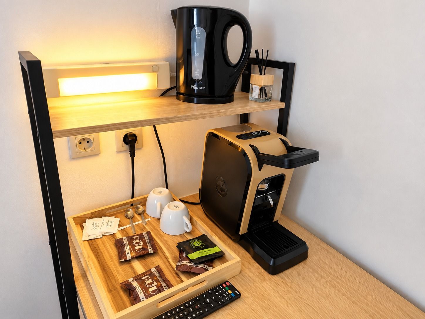 Plateau de courtoisie de la Chambre Double Deluxe avec bouilloire, machine à café et thés