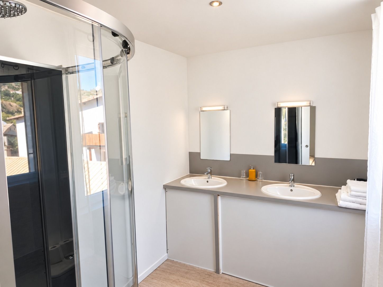 Salle de bains privative de la Chambre Double Deluxe avec double vasque et douche