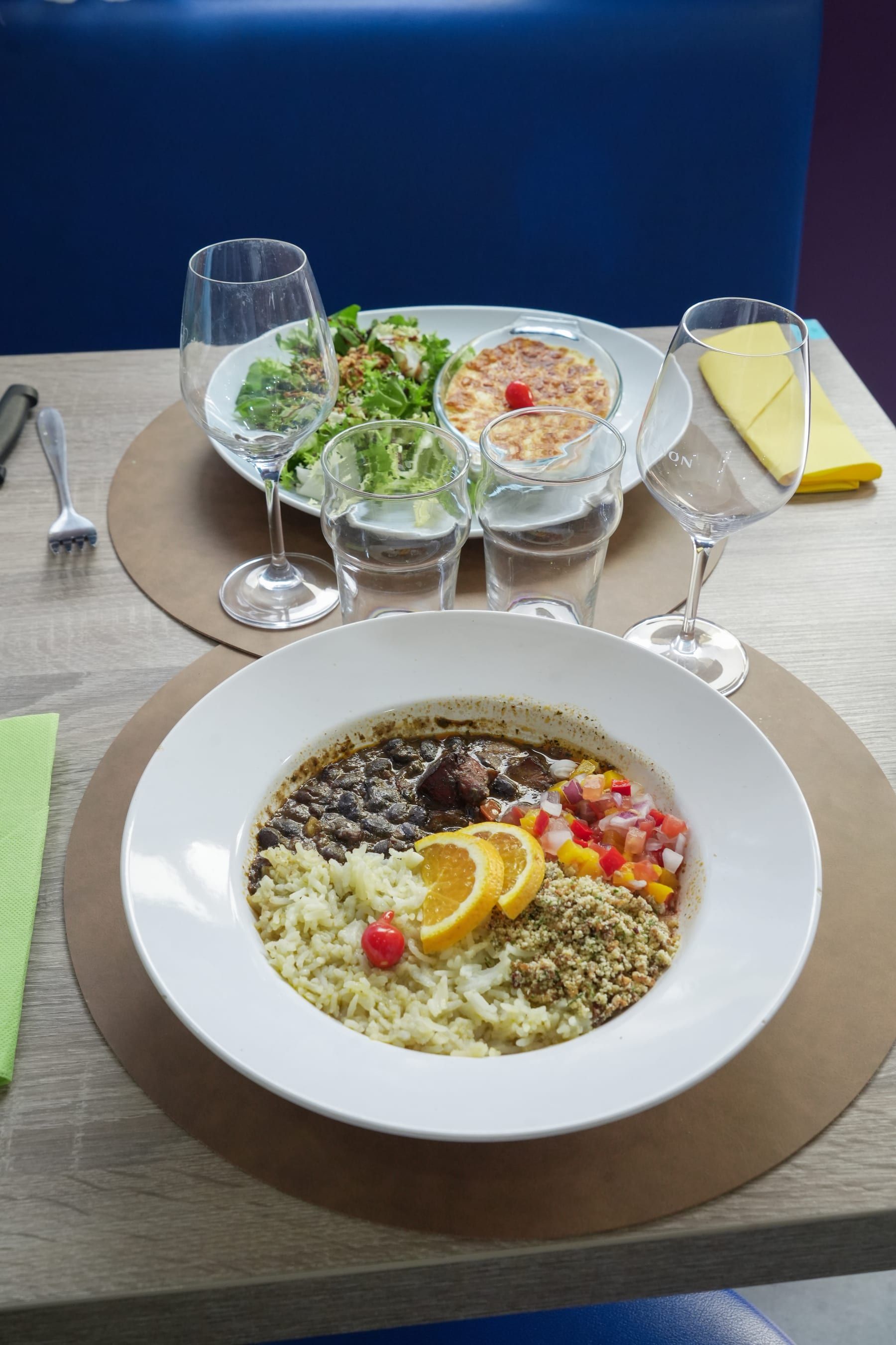 Feijoada maison, le plat emblématique du Brésil : haricots noirs, riz et oranges