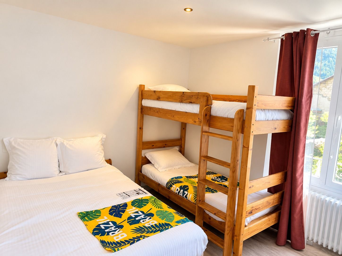 Chambre Familiale avec ses plaids Brazil sur le lit double et les lits superposés