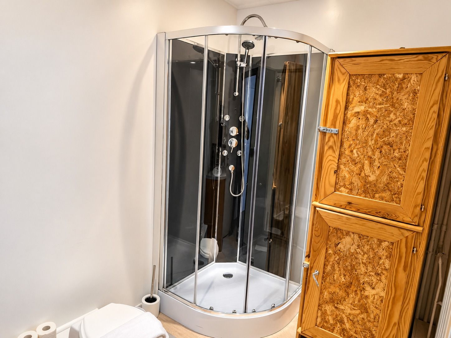 Salle de bains privative de la Chambre Familiale avec sa douche