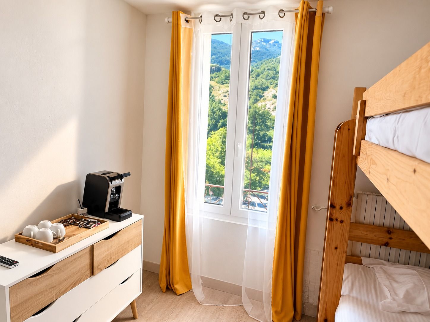 Fenêtre de la Chambre Familiale sur la montagne, plateau de courtoisie