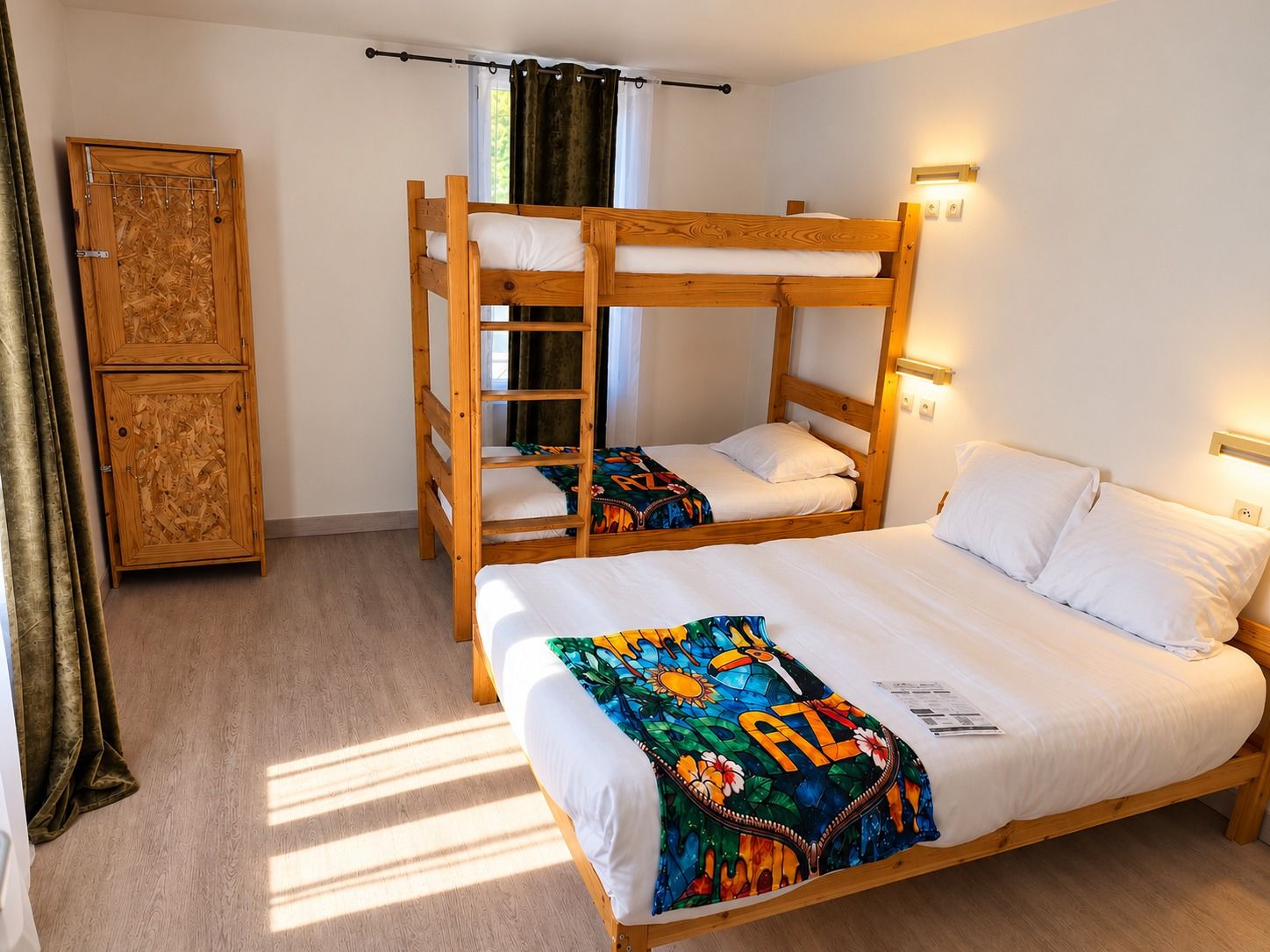 Chambre Familiale avec un lit double et des lits superposés en bois