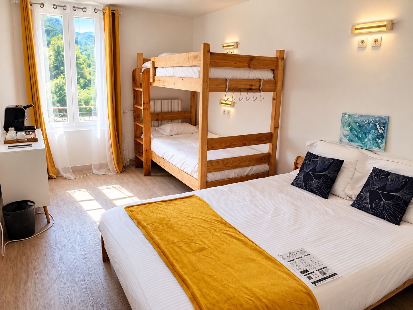 Chambre Familiale au plaid jaune, lits superposés près de la fenêtre