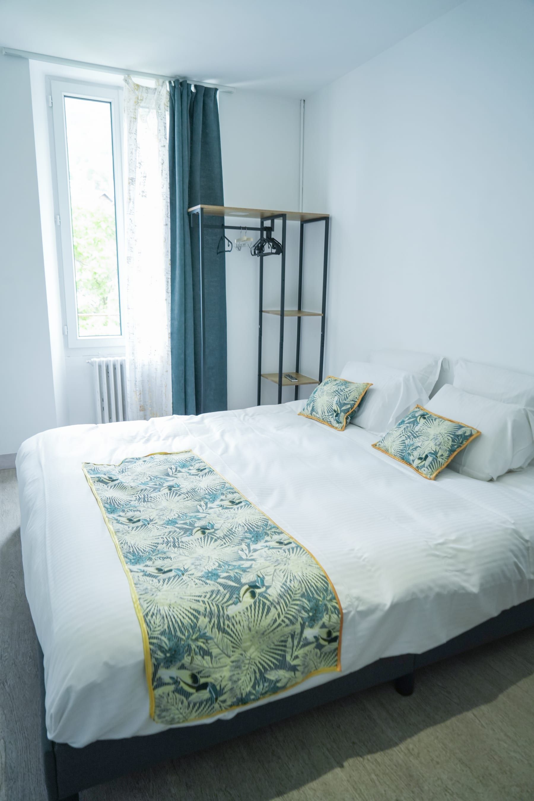 Chambre Double Deluxe, literie soignée aux motifs tropicaux