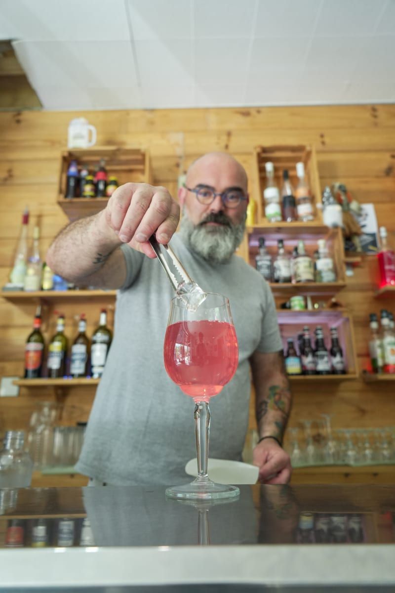 Sébastien, cofondateur, préparant un cocktail au bar