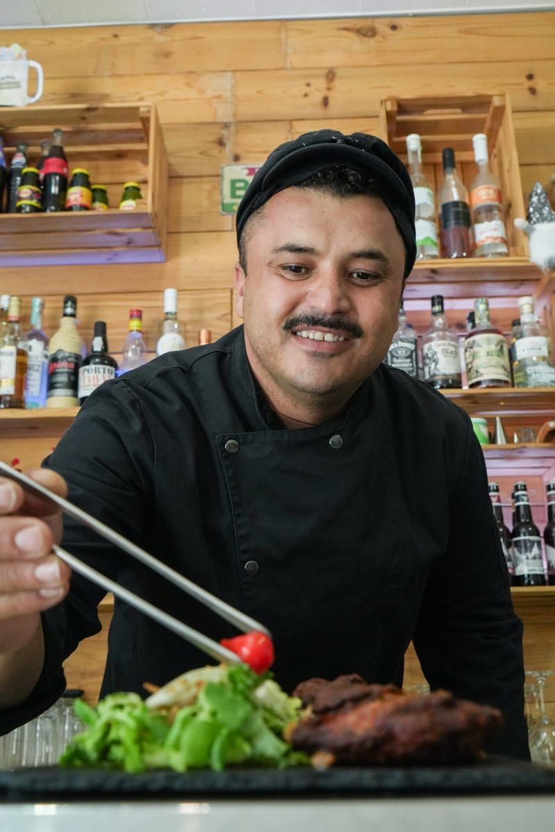 Tiago, chef et cofondateur, dressant une assiette